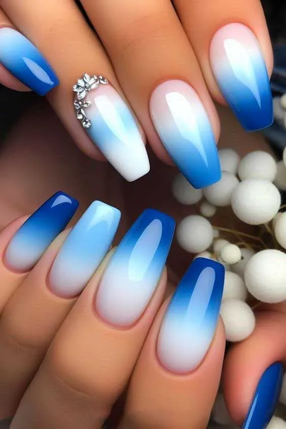 22 inspirations pour des ongles dégradés à adopter en 2024
